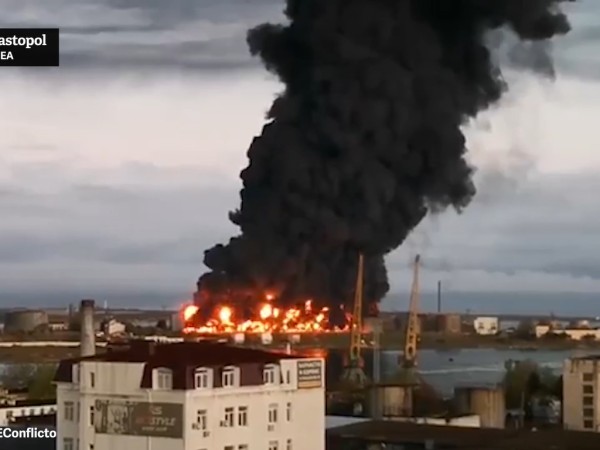 Gran incendio en península del Mar Negro tras ataque del ejército ucraniano a reservas de combustible rusas