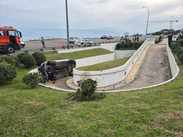 Un auto volcó en el túnel de la parada 42 de la Mansa