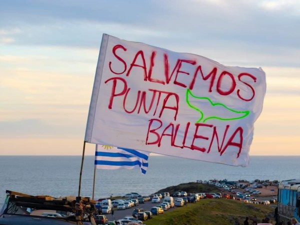 Cientos de personas se reunieron en Punta Ballena en rechazo al proyecto que se pretende desarrollar allí