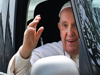 El papa Francisco fue dado de alta y regresó al Vaticano; "todavía estoy vivo"; dijo