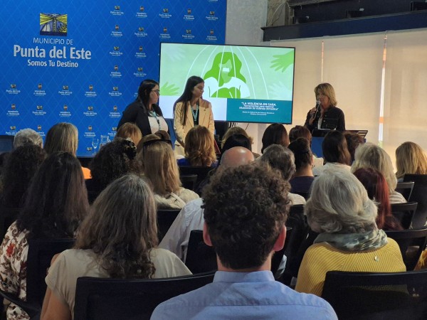 “Hay prácticas que las tenemos naturalizadas y forman parte de la agresión": Conferencia sobre violencia doméstica en Punta del Este
