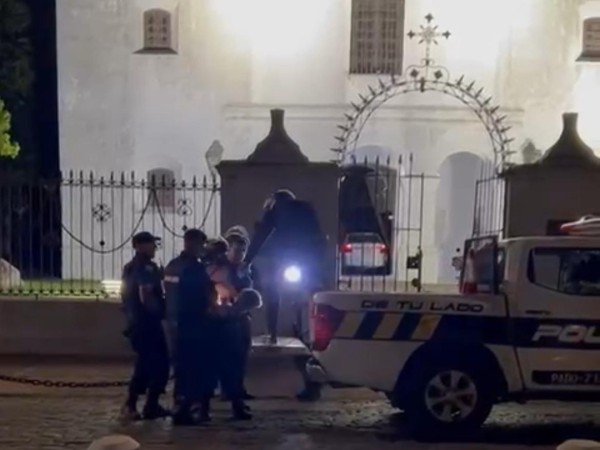 san carlos iglesia auto gritos policia noche