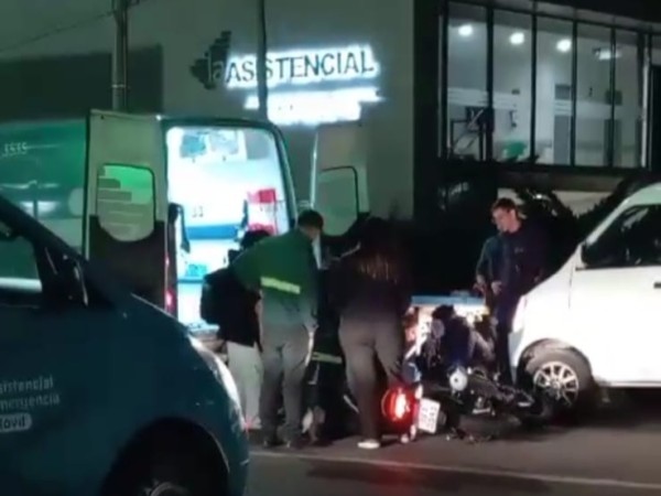 Choque entre auto y moto en el centro de Maldonado