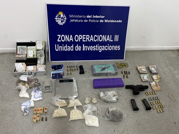 Gran operativo policial en San Carlos dejó como resultado un hombre condenado y la incautación de $94.880, U$S 500, drogas y armas