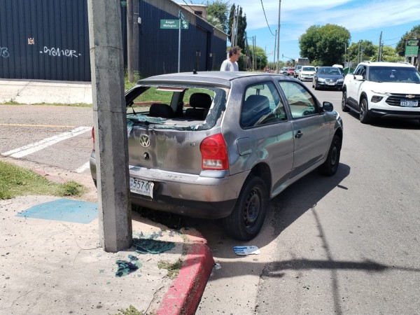 Dejó su auto sin freno de mano e impactó contra una columna