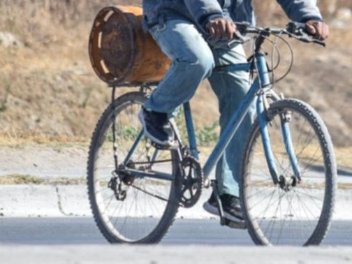 Robó una garrafa y un policía de particular lo descubrió mientras la transportaba en una bicicleta