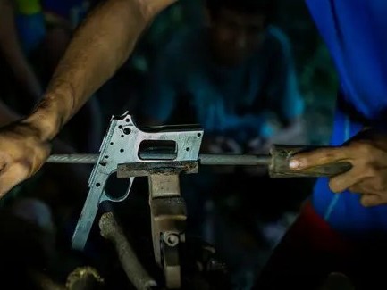 Fabricaba armas de fuego y explosivos; fue condenado