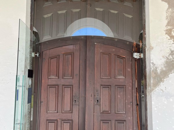 Patrimonio lamentó el daño a la puerta de la iglesia por parte de un hombre que tuvo un brote psicótico
