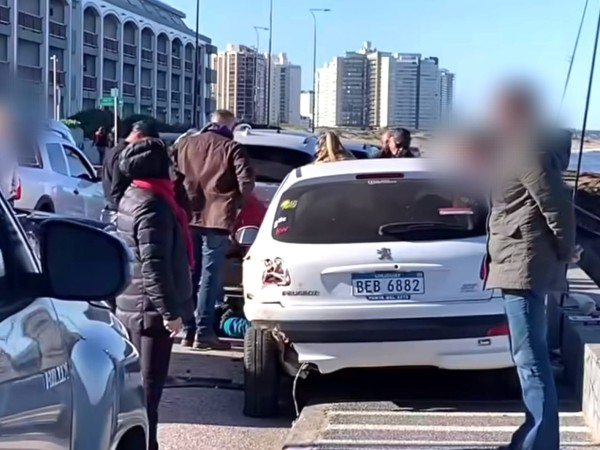 siniestro, peugeot, minicooper, puntadeleste, personas pescando