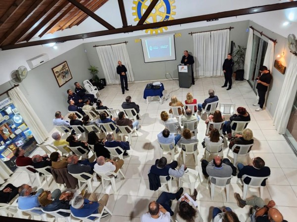 Charla sobre prevención de estafas en San Carlos con la participación del Jefe de Policía y otros integrantes del comando