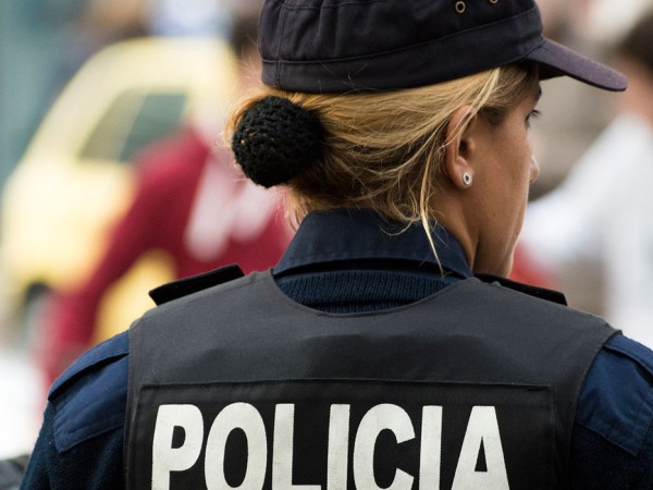 Policía, mujer, menor