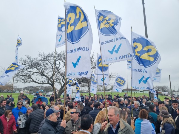 Lista,22,lanzó,campaña,AparicioSaravia,homenaje,FrenteAmplio,críticas