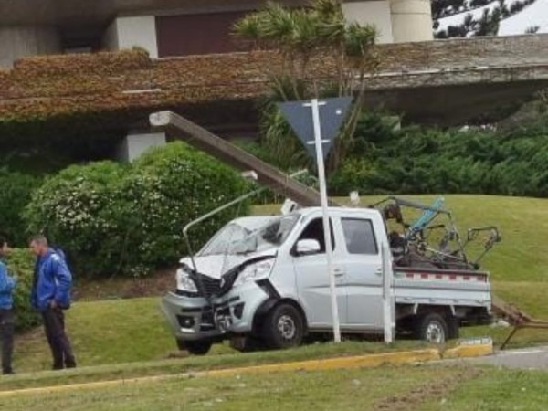 camioneta,impactó,columna,cámaras,seguridad