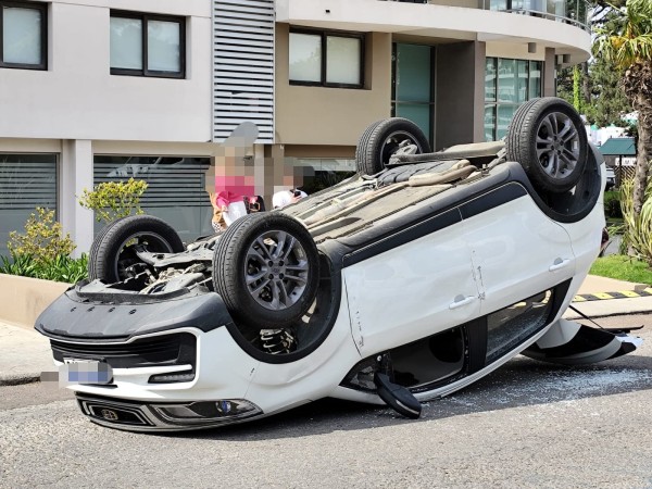 avenida roosvelt, siniestro, auto volcó