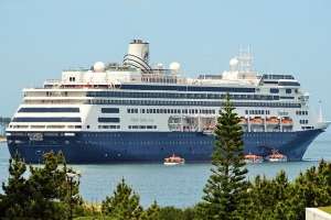 Crucero holandés debió recalar en Punta del Este y puso a prueba la operativa de temporada