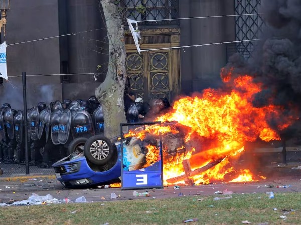 congreso Argentina, fuego, protestas, manifestantes, ley de bases