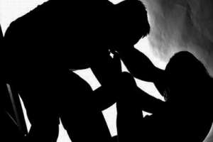 Otro hombre procesado sin prisión por golpear a su pareja