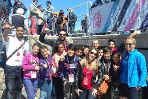 Niños y adolescentes de barrio Kennedy abordaron un velero de la Clipper