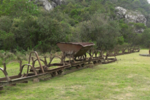 Hallazgo histórico: recuperaron antiguas vagonetas y rieles en el Cerro Pan de Azúcar