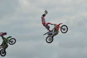 X Raiders: Motociclistas de riesgo en festival de acrobacias