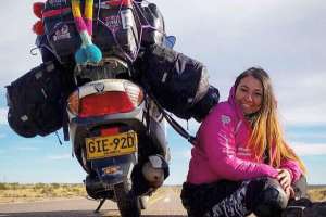 Llegó a Punta del Este una joven colombiana que recorre Sudamérica en una”scooter”