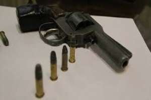 Iba por la calle con un arma y proyectiles, fue detenido y enviado a prisión