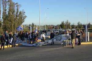 Medio centenar de vecinos cortaron ruta en reclamo por seguridad