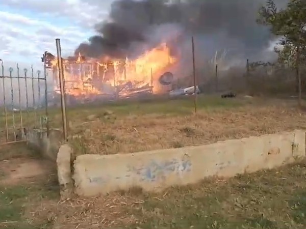 Bomberos dominó incendio en vivienda de construcción liviana