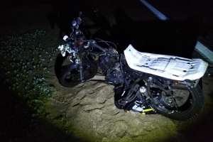 Un auto chocó a una moto de atrás en Ruta 10 y hay un herido grave