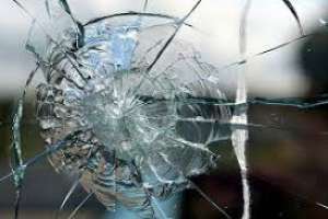 Atraparon a un hombre que rompió los vidrios de un local comercial