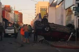 Espectacular choque de dos camionetas deja un herido leve