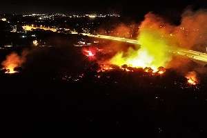 Intensa tarea de bomberos frente a dos incendios; uno casi dominado en La Barra y el otro en zona del club del Lago