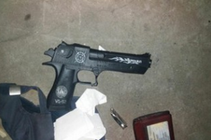 Detuvieron a un hombre que llevaba un arma de plástico y varios efectos robados