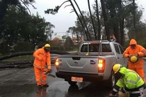 Con rachas de más de 90kms/h el ciclón azota la costa de Maldonado