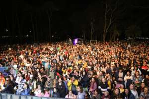 Miles de personas desbordaron la "zona joven" para ver y escuchar el show de Abel Pintos