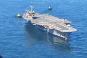 El portaaviones estadounidense "Kitty Hawk fue vendido en un centavo y va rumbo a su desguace; ahora espera en costas de Maldonado