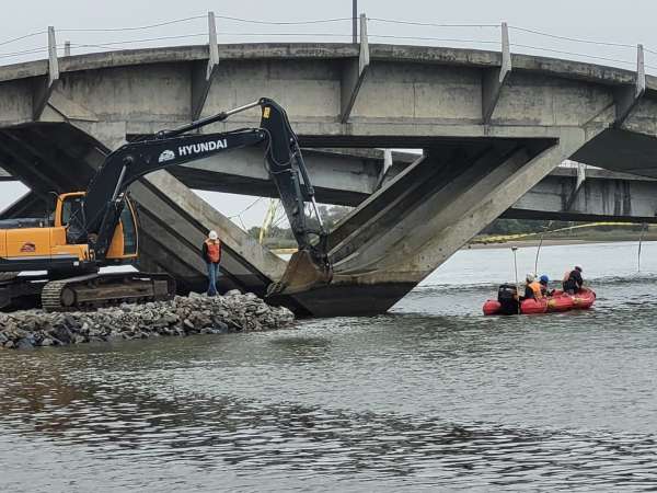 200 viajes de piedra se colocarán aún en horario nocturno para apuntalar "cabeceras" del puente de La Barra