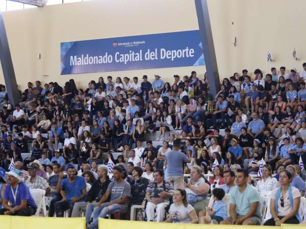 Cientos de personas alentaron a la selección en pantalla gigante en el campus