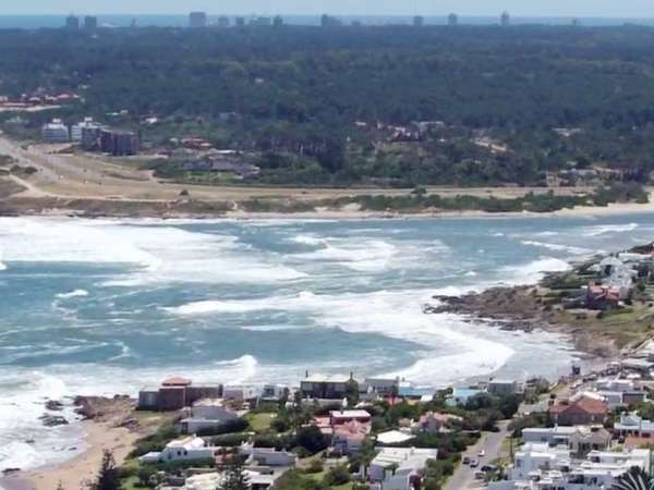 Un kitesurfista salvó a dos bañistas 