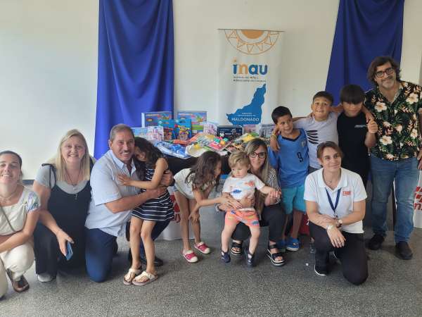 Ta-Ta entregó juguetes para niños del INAU