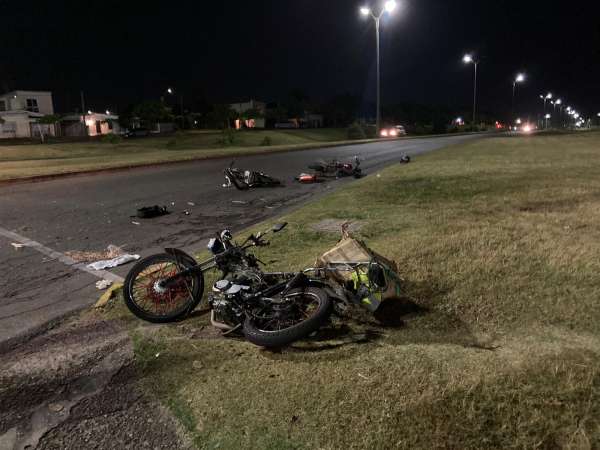 Dos heridos por choque de tres motos luego que una cruzara en rojo el semáforo