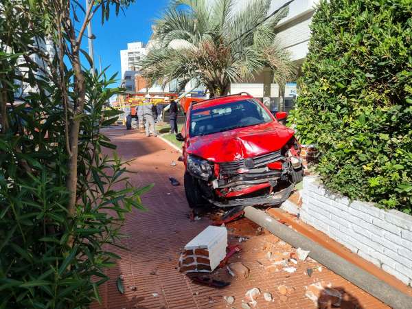 Dos mujeres resultaron lesionadas al ser embestidas por una camioneta que subió la vereda y derribo varias columnas de UTE