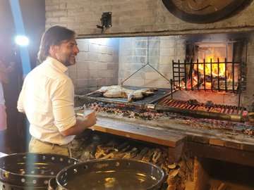 El presidente Lacalle Pou degustó la carne orgánica que puso a la venta local de La Barra