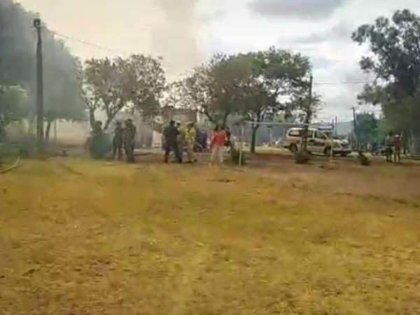 Bomberos trabaja en un incendio que lo circunscribió en Pueblo Obrero y estuvo a metros de la Escuela 37