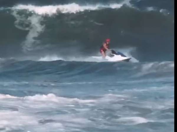 Tres jóvenes surfistas fueron rescatados por miembros de la Brigada de Guardavidas en El Emir