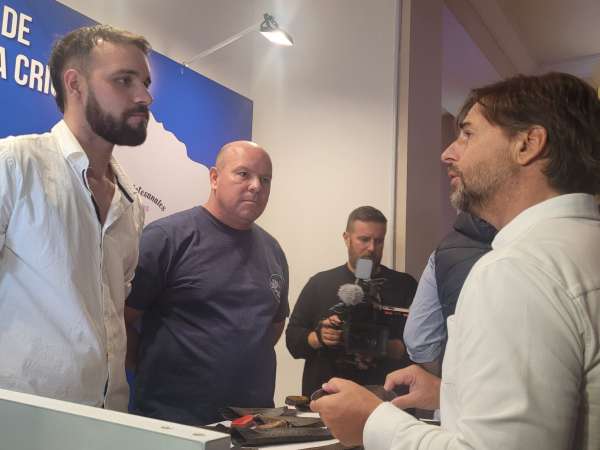 Presidente Lacalle recorrió muestra de cuchillería uruguaya en Enjoy