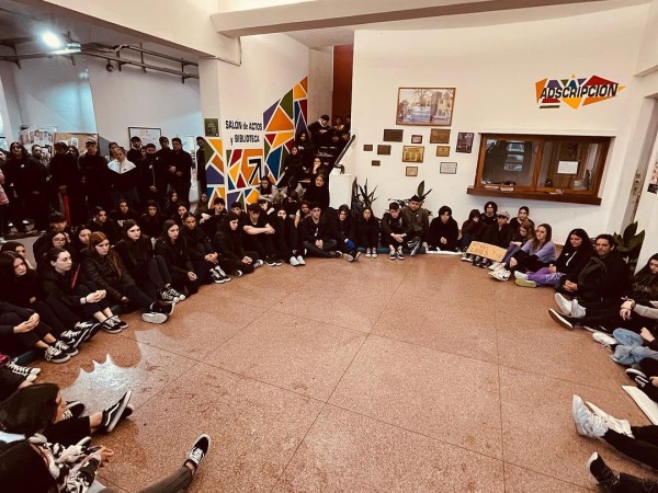 Estudiantes del liceo departamental de Maldonado realizaron una “sentada” por Valentina