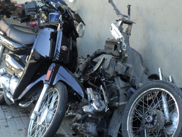 Uno roba motos y otro compra
