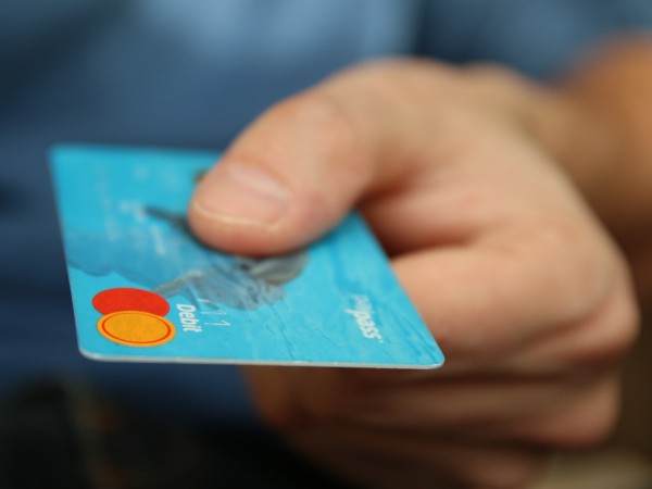Endeudados: Hombres menores de 35 años son el 44% de los “irrecuperables” y un tercio del sector familia carece de “salud financiera”