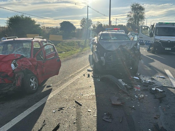 Impactante choque frontal en Ruta 102 dejó tres personas lesionadas